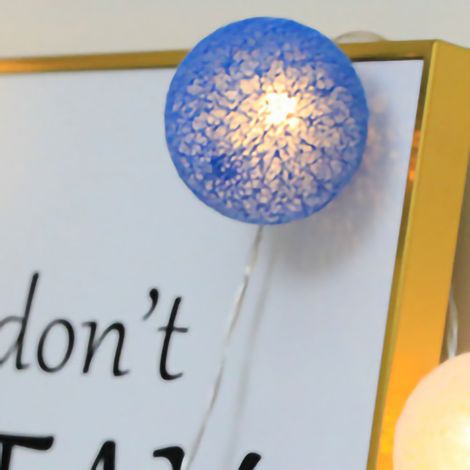Guirlande lumineuse LED décorative pour Noël et le Nouvel An, avec boules de coton et de rotin, clignotante, bleue, 2 m, 10 LED, fonctionne avec des piles. (1/5)