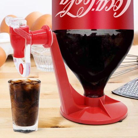 Distributore di bevande, bottiglia di Coca-Cola, acqua potabile versata