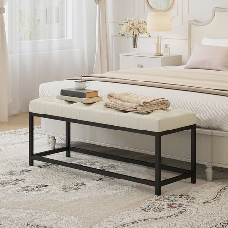 Banc capitonné en velours crème, à placer au pied du lit, avec piètement en métal. Idéal pour la chambre, le couloir ou le salon. (1/5)