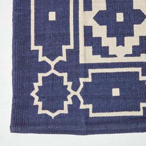 HOMESCAPES Halmstad Blue and White Scandi Style 100% Cotton Printed Rug, 160 x 230 cm