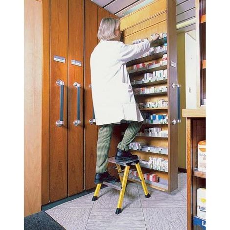 Escalerilla plegable de aluminio con ruedas 2 x 2 peldaños (1/4)