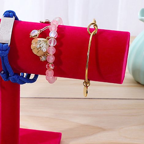 Expositor de joyería sencillo y moderno para pulseras y coleteros, ideal para lucir en casa.
