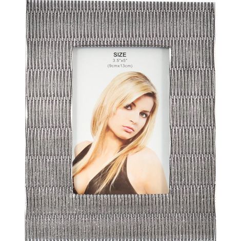 Elegante cornice portafoto da terra con decorazioni metalliche e finitura in tessuto nero, 15 x 19 cm (1/3)