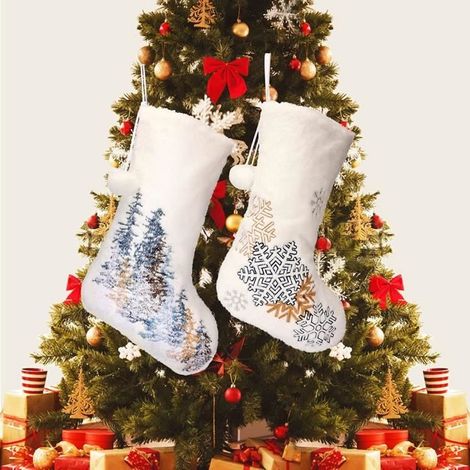 Weiße Weihnachtsstrümpfe 2er-Set – Plüschstrümpfe 45 cm mit Schneeflocken- und Tannenbaum-Motiven für Geschenke