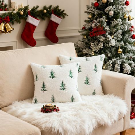 Housses de coussin sapin de Noël 45x45 cm, lot de 2, avec broderie en fausse fourrure. Housses de coussin décoratives pour les fêtes d'hiver, pour canapé, fauteuil, salon. (1/5)
