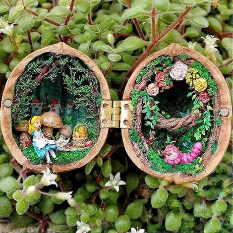 Miniatur-Bücherregal aus Walnussschalen, handgefertigte Miniaturwelt, Puppenhausmodell aus Kunstharz, einzigartige Nussdekoration, Miniaturregalmodell (1/2)