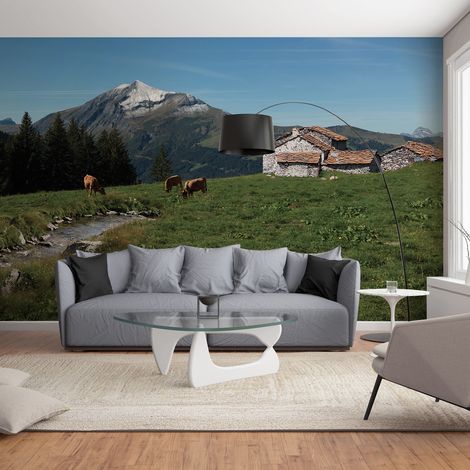 Papier peint intissé 270x250 cm - Photo alpages français avec vaches, rivière, chalets et sommet enneigé - Magnifique décoration murale (1/3)