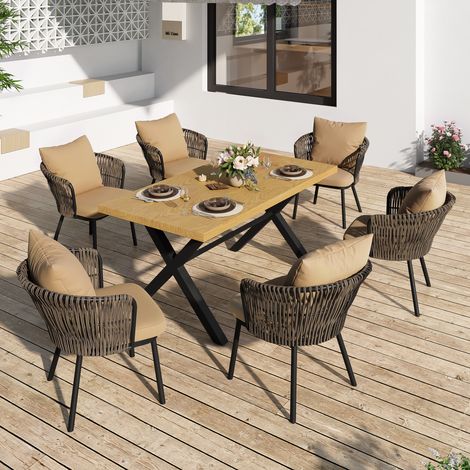Conjunto de salón de jardín con una mesa grande y seis sillas con cojines, estructura de hierro, trenzado