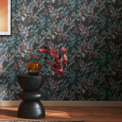 Papier peint floral multicolore Tapisserie à feuillage rouge, bleu, rose Papier peint à fleurs sur fond noir style botanique idéal salon (1/5)