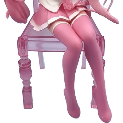 Figurine d'anime décorative de collection, représentant une jeune fille sur une chaise rose, idéale pour décorer un bureau. (1/5)