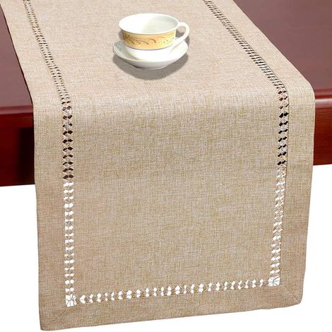 Une nappe et un chemin de table beiges, à motif ajouré de 33 x 183 cm et à coins plats. (1/5)