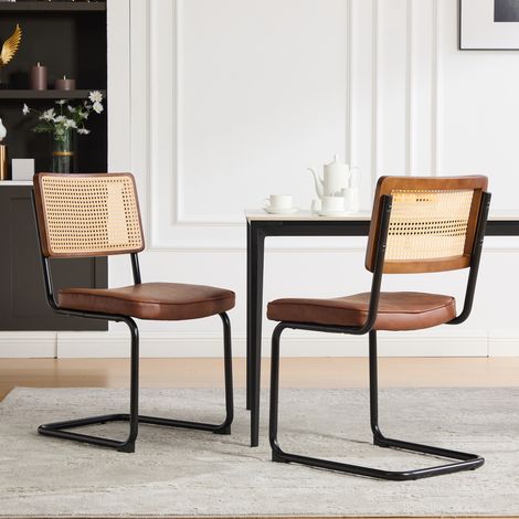 Chaise de salle à manger moderne en rotin avec structure en métal noir - Chaise d'appoint de style vintage avec dossier en rotin synthétique et assise en cuir PU pour la cuisine, le salon, la chambre (1/4)