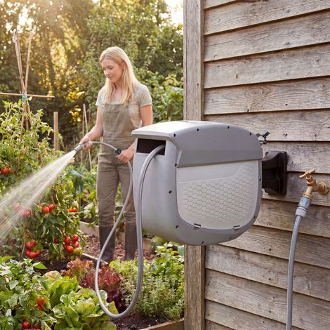 Enrollador de manguera con manguera de jardín de 20 m, caja de manguera giratoria de 180° con rebobinado automático y mecanismo de autobloqueo.