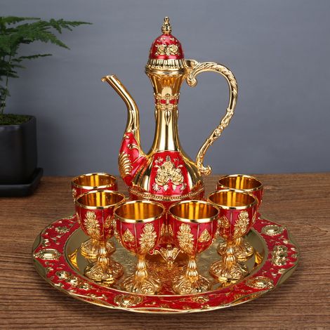 Service à vin (doré et rouge), décoration intérieure style cour
