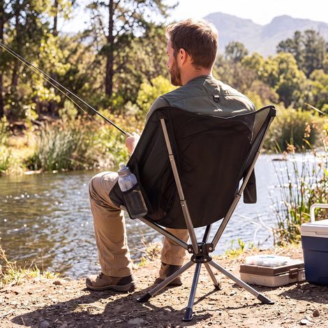 Chaise de camping noire pivotante à 360 en aluminium avec porte-gobelet et poche latérale, pliable pour plage, camping et pêche (1/3)