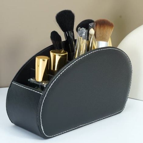 Boîte de rangement en cuir gris à cinq compartiments avec doublure en daim pour télécommandes et produits cosmétiques. (1/5)
