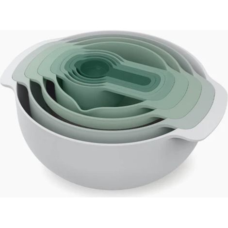Juego de cocina Nest™ 9 Plus Editions (Sage) de Joseph Joseph  9 piezas apilables con cuencos, colador, colador de malla fina y tazas medidoras (1/4)