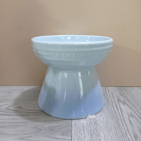 Le Creuset Cool Color Cerc Hundenapf mit Kippschutz und hohem Fuß, inklusive Schutzmatte SH1 Hellblauer, hoher, flacher Mund (1/2)