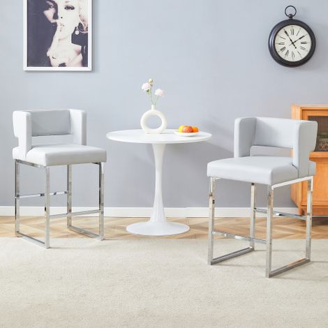 Un ensemble de deux chaises de salle à manger gris clair, de style nordique, présentant un design carré moderne et des pieds en métal argenté. À la fois léger et confortable, cet ensemble est conçu po