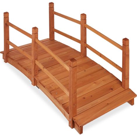 Puente de madera sobre estanque con barandilla