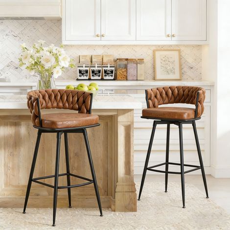 Tabourets de Bar Lot de 2, Hauteur d’assise 61 cm, Pivotants à 360°, Dossier Tressé avec Accoudoirs, Revêtement Simili-Cuir Marron, Tabourets de Comptoir pour Îlot de Cuisine et Bar, Design Élégant et (1/5)
