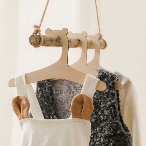 30 portants à vêtements en bois pour chambres d'enfants (1/4)