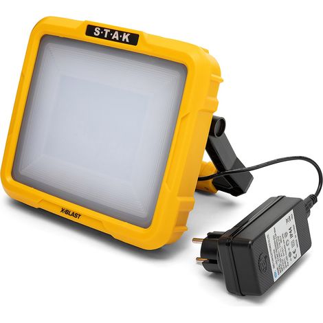 Faretto LED ricaricabile STAK da 3600 lm da 50W con tecnologia X-BLAST e design portatile. (1/5)
