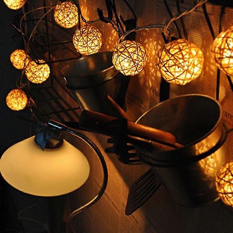 Guirnalda de luces LED de 2,5 m con 20 LED, alimentada por pilas, con diseño de bolas de ratán. Luces decorativas para Navidad, bodas y fiestas (luz amarilla). (1/3)