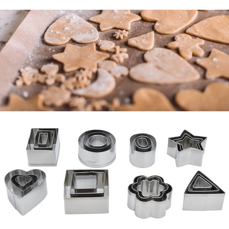 Set mit 24 Ausstechformen aus Edelstahl, darunter Pralinenformen, Keksausstecher und grafische Ausstecher, in einer rechteckigen weißen Schachtel. (1/5)