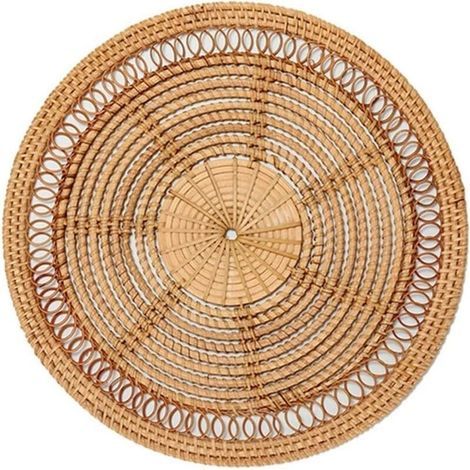 Woven basket with a natural bohemian design and decorative rattan accents, woven wall hanging (1/3)