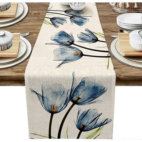 Chemin de table fleuri de tulipes bleues pour la décoration estivale des repas au Royaume-Uni (1/5)