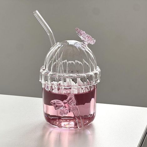 Verre rose en forme de papillon avec couvercle et paille adorable motif papillon 3D dans un style vintage français. (1/4)