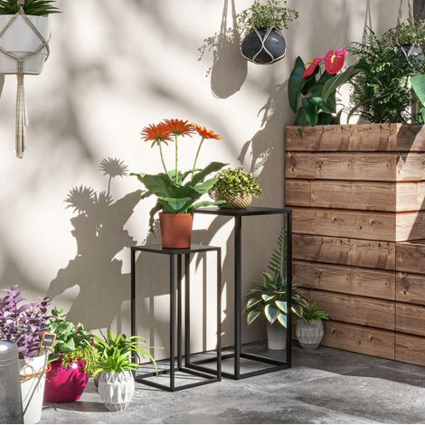 Set di 2 supporti per piante in acciaio nero dal design minimalista, impilabili, 25x25x58,5 cm e 31x31x65 cm (1/5)