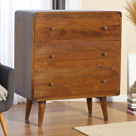 Commode en bois massif cintré, couleur châtaignier. Ce modèle comprend trois tiroirs offrant un espace de rangement généreux pour les vêtements, les accessoires ou les fournitures de bureau. Marron fo