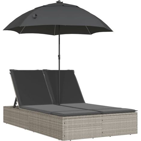 Un fauteuil double avec coussins et un parasol en rotin gris clair. (1/5)