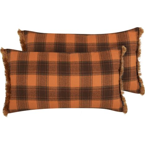 Conjunto de 2 cojines decorativos rectangulares con patrón de cuadros en color naranja con borlas 40 x 70 cm Barja