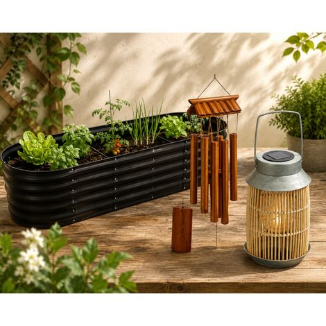 Set decorativo per giardino "Tranquil" (3 pezzi) – Campanella eolica in bambù, lanterna solare in rattan e aiuola rialzata (1/5)