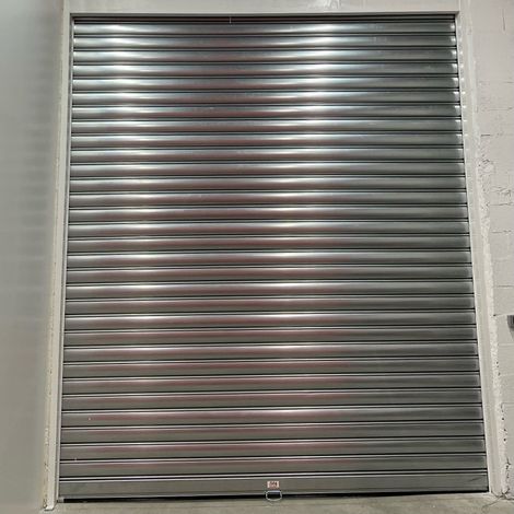 4M – Rideau métallique galvanisé motorisé 220V – Lames pleines 7/10ème – Largeur 1500mm – Hauteur 2500mm – Enroulement intérieur