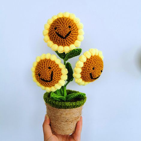Plante artificielle en pot, tissée à la main, avec deux tournesols, pour la décoration intérieure. (1/5)