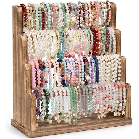 Un espositore a quattro ripiani per bracciali, ideale per esporre e riporre bracciali, orologi, elastici per capelli e per mettere in mostra gioielli e oggetti artigianali in legno rustico.