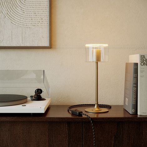 Lampe de table MAG-Y avec base ronde en métal et ampoule Ghost transparente (1/5)