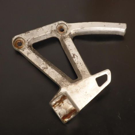 [PRODUIT D'OCCASION] Platine de repose pied passager gauche origine pour Moto Yamaha (1/2)