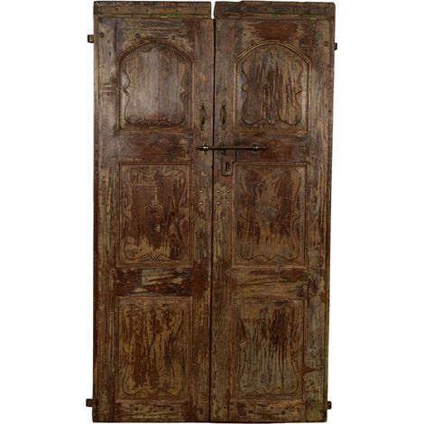 Puerta corredera medieval antigua interior o exterior de madera maciza y hierro