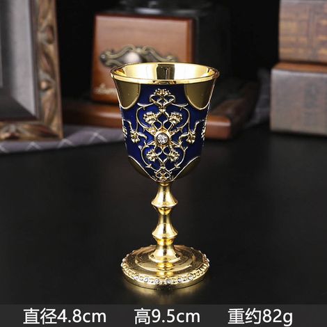 Verre à pied incrusté de diamants (bleu foncé), dégageant une touche de luxe discret.