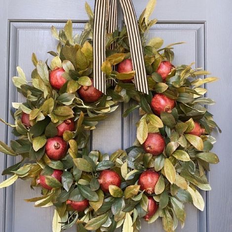 Corona campestre otoñal de 40 cm (16 pulgadas) con cinta y granadas rojas, decorativa para puerta principal, pared, ventana o porche (verde). (1/5)