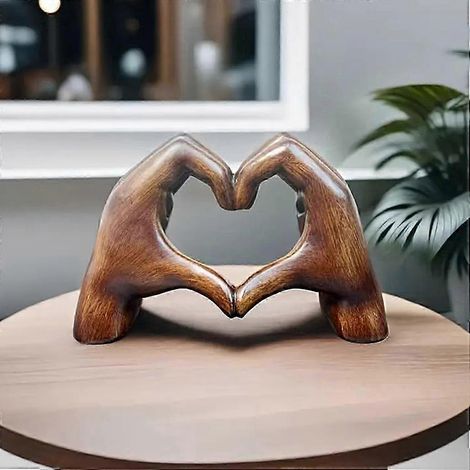 Sculpture en bois résine mains en cœur geste d'amour - ornement de maison (1/5)