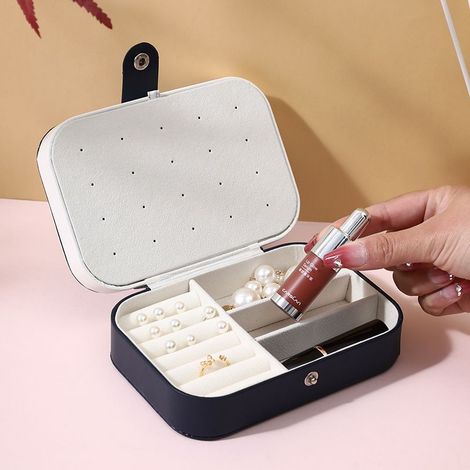 Schmuckkästchen – Tragbares Reise-Schmuckkästchen, kleiner zweistöckiger Schmuckorganizer, Aufbewahrungsbox aus PU-Leder für Ringe, Halsketten, Ohrringe (Weiß) (1/5)