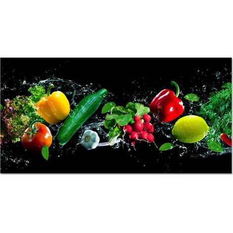 PARASCHIZZI DA CUCINA Verdure come peperoni, cetrioli, ravanelli e pomodori sono rinfrescati da spruzzi d'acqua, catturati dinamicamente su uno sfondo nero profondo. 70x30 cm (1/5)