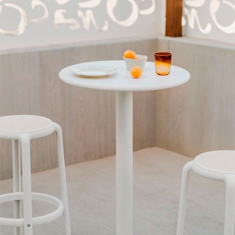 Set de mesa alta redonda Ø60 cm Mizzi y 2 taburetes altos de jardín en metal Omara SKLUM              (1/5)