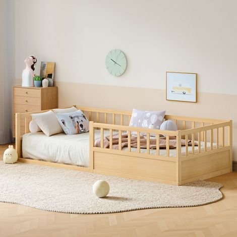 Cama infantil a ras de suelo de pino macizo natural, 90x200 cm, con barandillas de seguridad y somier de láminas incluido. (1/5)